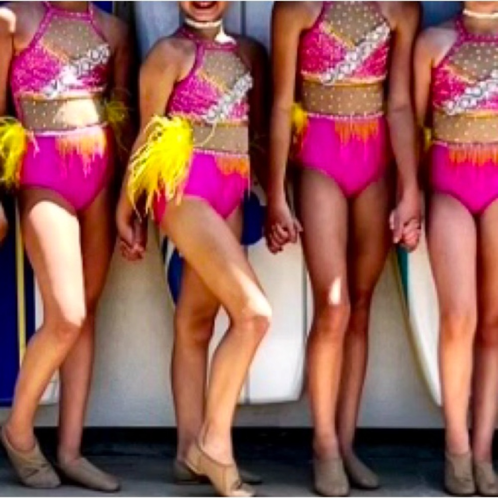 Glamour Costumes 
Costume with feathers
Size MC (fits similar to Weissman SC)